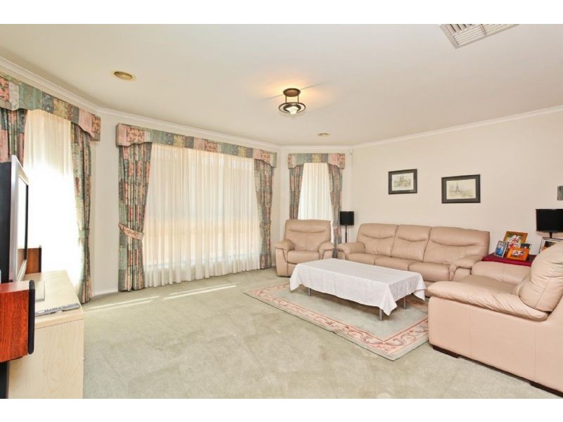 32 Willowbank Way, Attwood VIC 3049