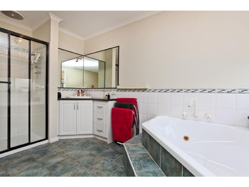 32 Willowbank Way, Attwood VIC 3049