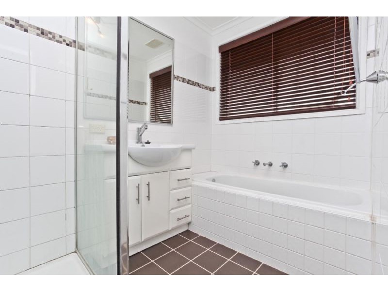 6 Dalton Place, Gladstone Park VIC 3043