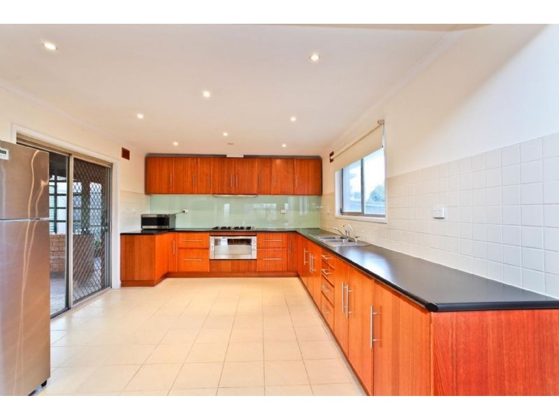 77 Wolverton Drive, Gladstone Park VIC 3043