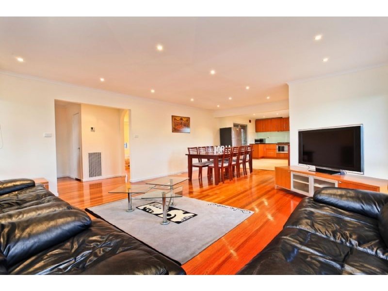 77 Wolverton Drive, Gladstone Park VIC 3043