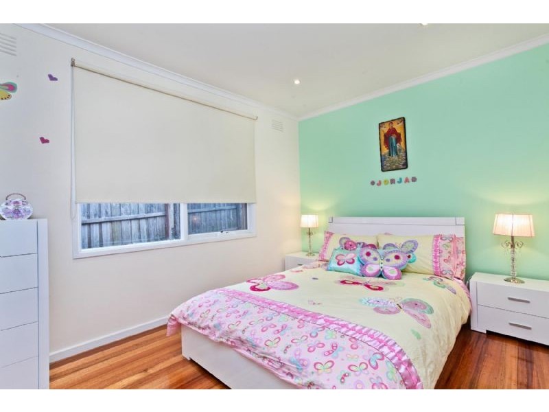 77 Wolverton Drive, Gladstone Park VIC 3043