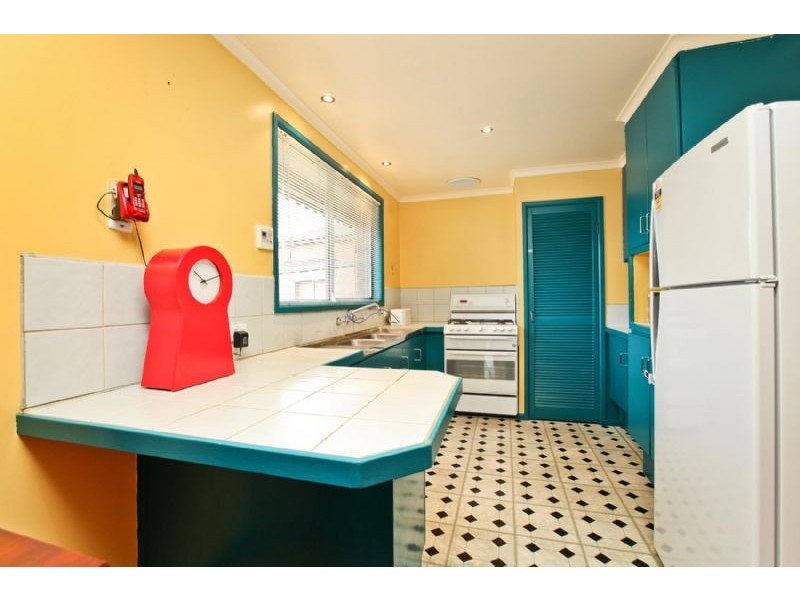 8 Oldfield Grove, Gladstone Park VIC 3043