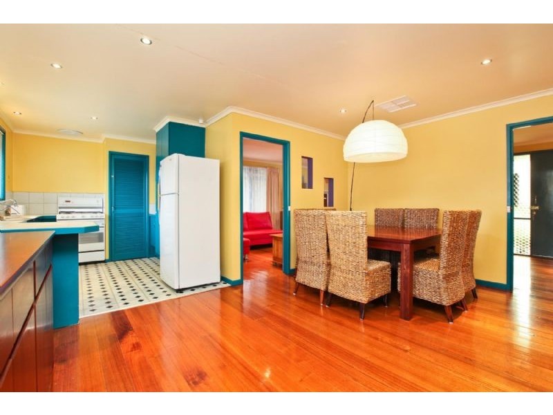 8 Oldfield Grove, Gladstone Park VIC 3043