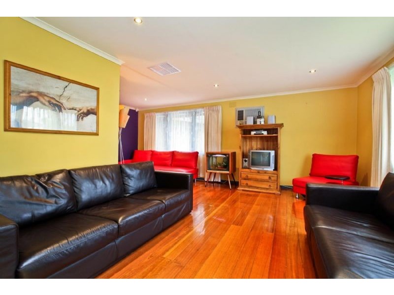 8 Oldfield Grove, Gladstone Park VIC 3043