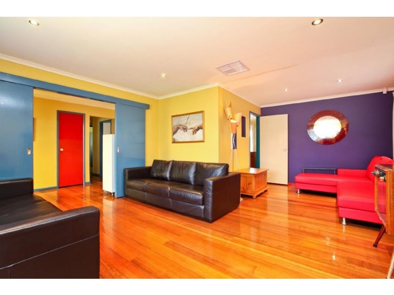 8 Oldfield Grove, Gladstone Park VIC 3043