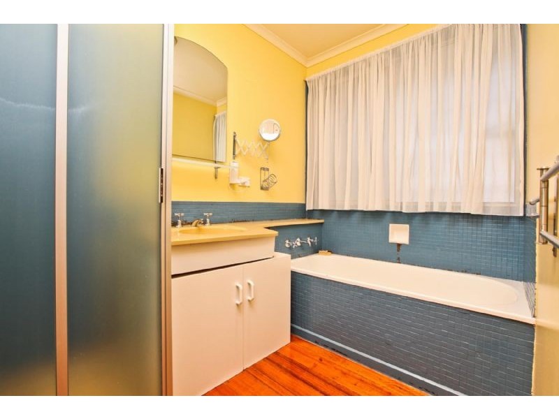 8 Oldfield Grove, Gladstone Park VIC 3043