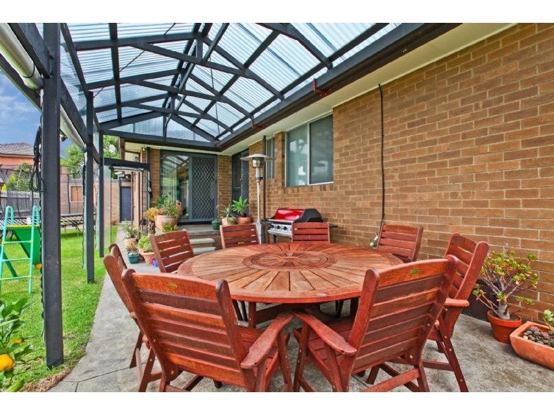 8 Oldfield Grove, Gladstone Park VIC 3043