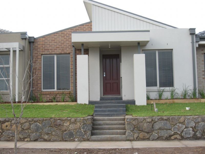 24 Hoxton Crescent, Craigieburn VIC 3064