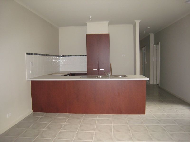 24 Hoxton Crescent, Craigieburn VIC 3064