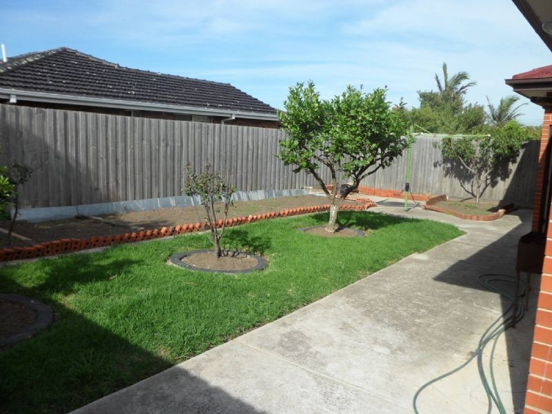 104 Lenoak Street, Gladstone Park VIC 3043