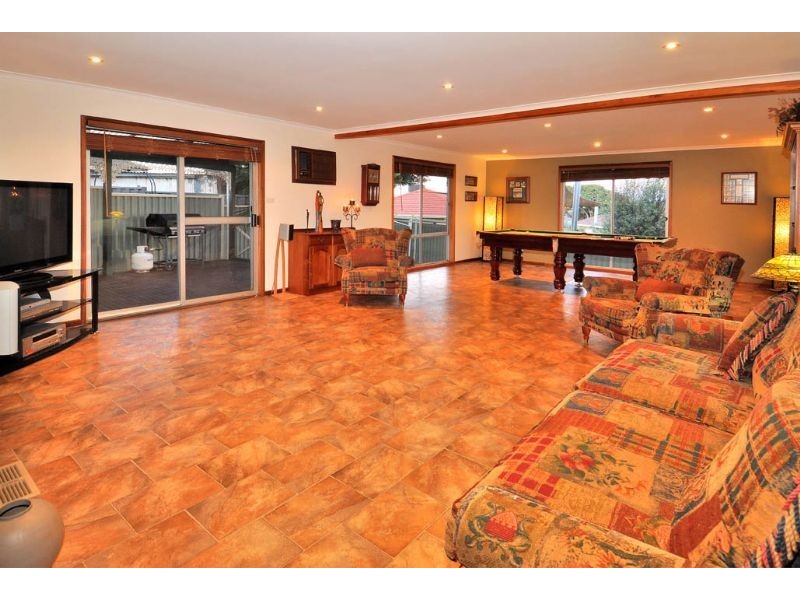 9 Forest Court, Gladstone Park VIC 3043