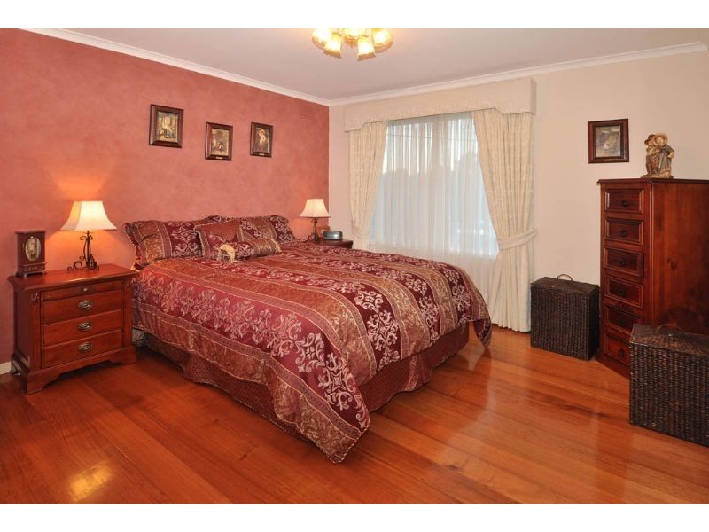 9 Forest Court, Gladstone Park VIC 3043