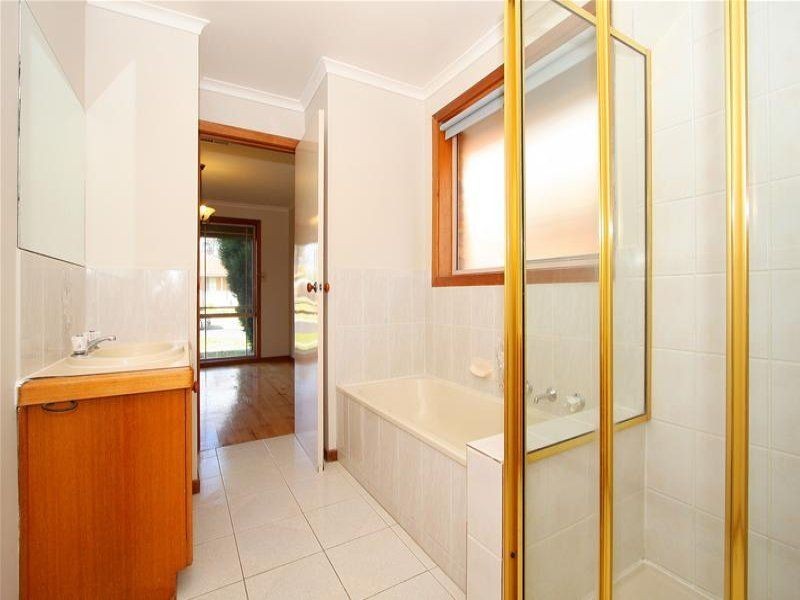 2/15 Crampton Crescent, Mill Park VIC 3082