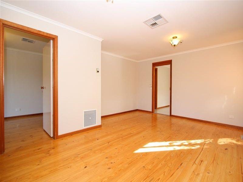 2/15 Crampton Crescent, Mill Park VIC 3082