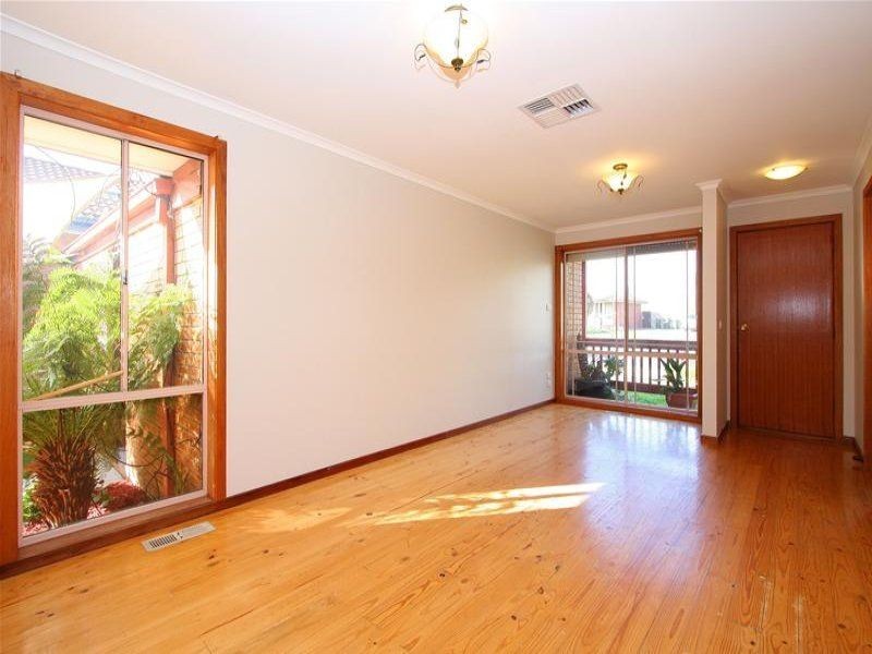 2/15 Crampton Crescent, Mill Park VIC 3082