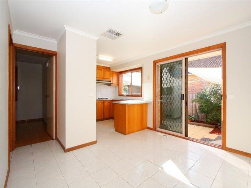 2/15 Crampton Crescent, Mill Park VIC 3082