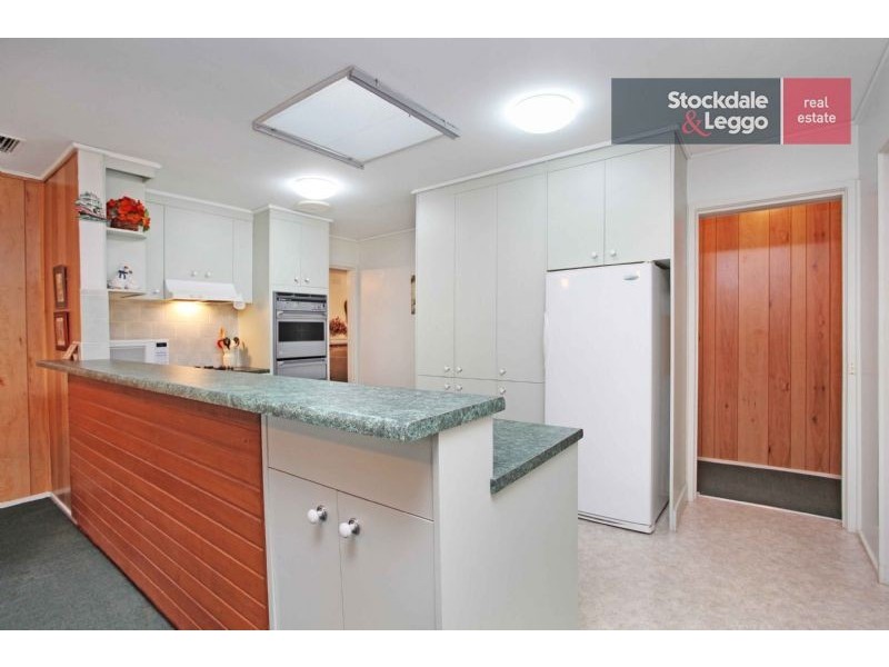 36 Aylesbury Crescent, Gladstone Park VIC 3043