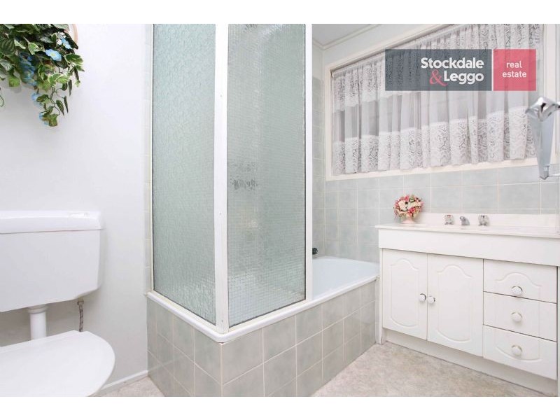 36 Aylesbury Crescent, Gladstone Park VIC 3043