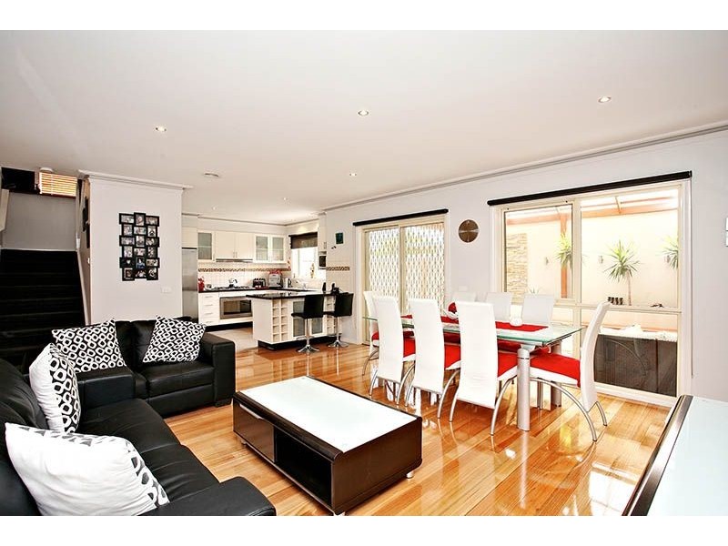 2/2 Banksia Grove, Tullamarine VIC 3043