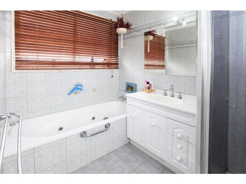 2 Abbey Court, Gladstone Park VIC 3043