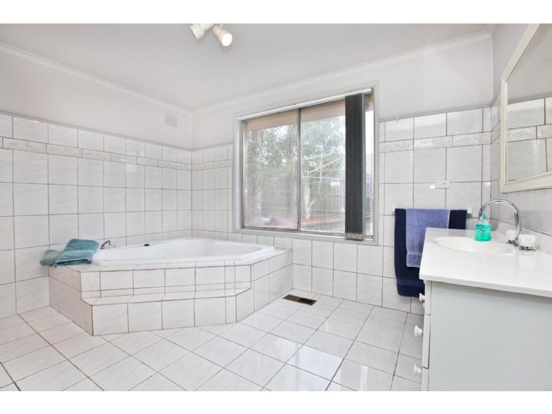 6 Ringwood Court, Gladstone Park VIC 3043