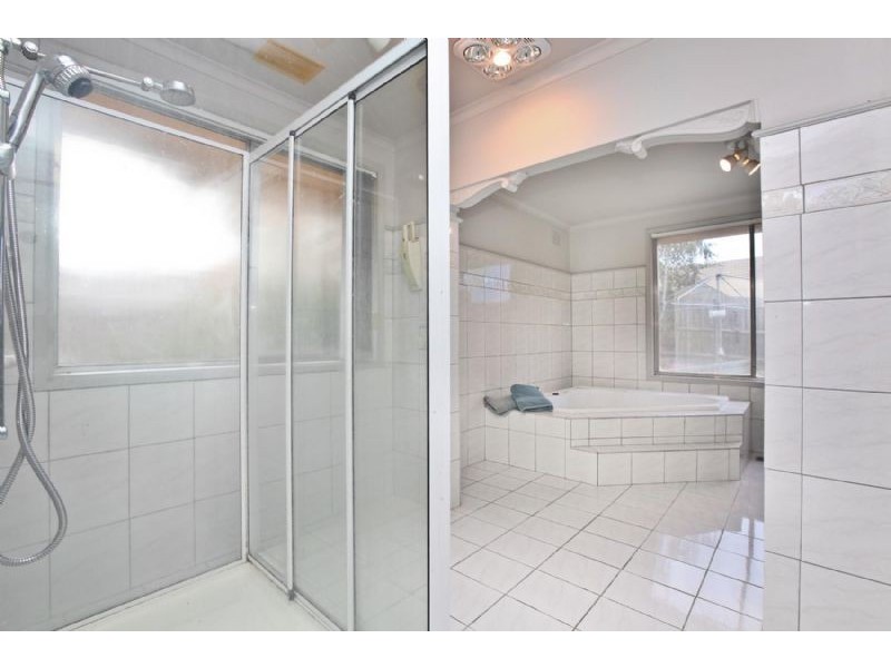 6 Ringwood Court, Gladstone Park VIC 3043