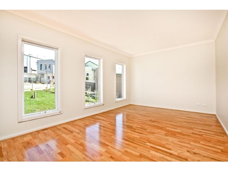 8 Birk Court, Gowanbrae VIC 3043