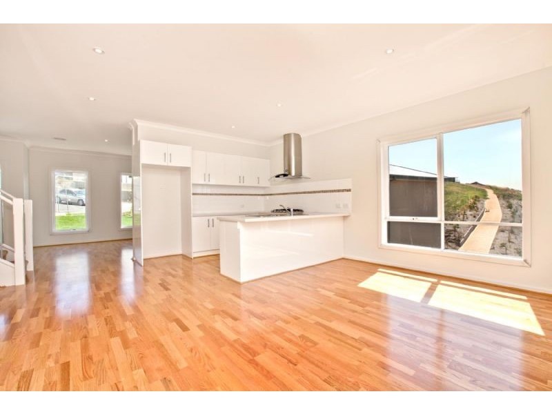 8 Birk Court, Gowanbrae VIC 3043