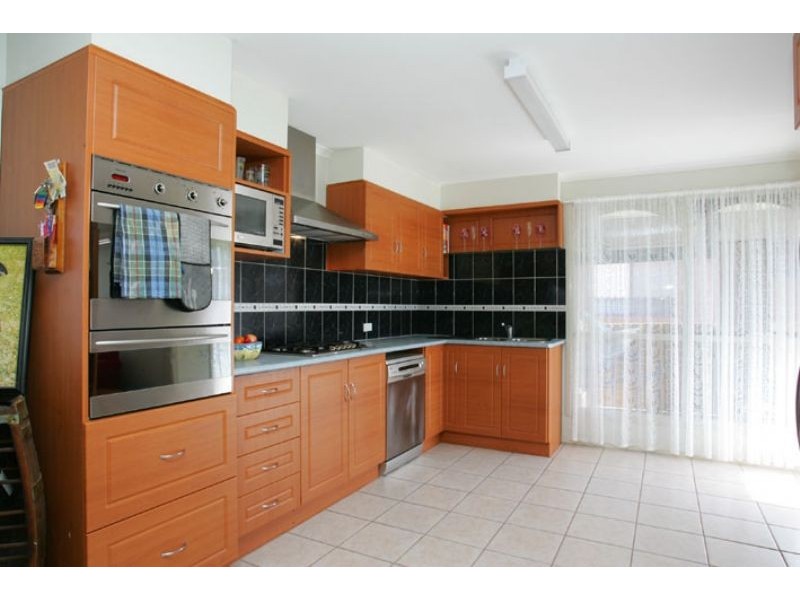 15 Hall Road, Gladstone Park VIC 3043