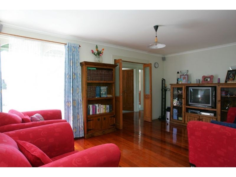 15 Hall Road, Gladstone Park VIC 3043