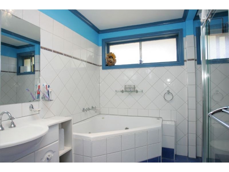 15 Hall Road, Gladstone Park VIC 3043