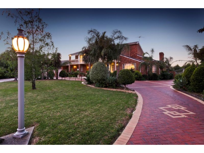 16 Inverness Mews, Greenvale VIC 3059