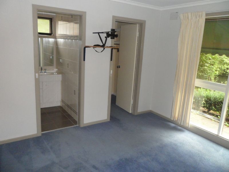 18 Gaynor Crescent, Gladstone Park VIC 3043