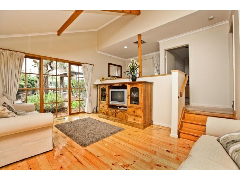11 Clarke Drive, Gladstone Park VIC 3043