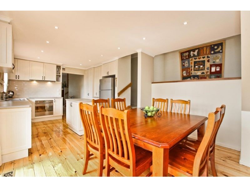 11 Clarke Drive, Gladstone Park VIC 3043