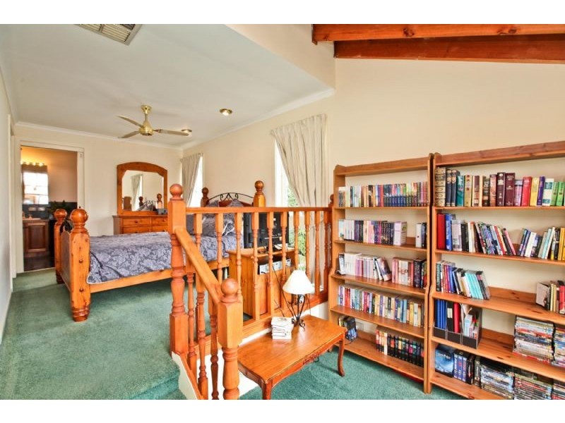 11 Clarke Drive, Gladstone Park VIC 3043