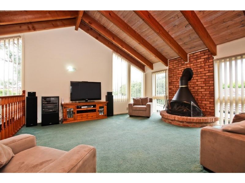 11 Clarke Drive, Gladstone Park VIC 3043