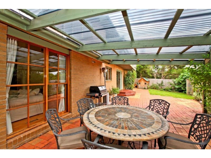 11 Clarke Drive, Gladstone Park VIC 3043