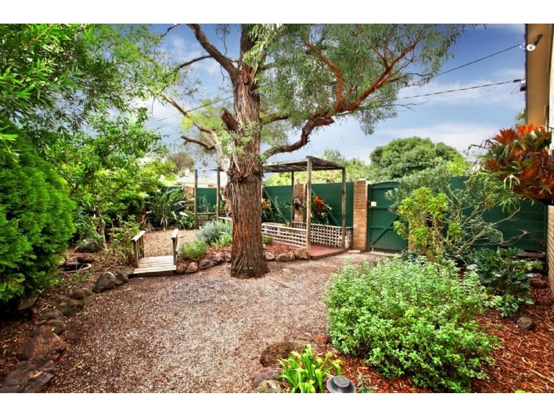 11 Clarke Drive, Gladstone Park VIC 3043