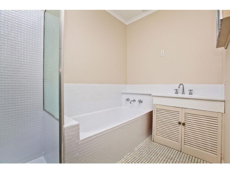 35 Wolverton Drive, Gladstone Park VIC 3043