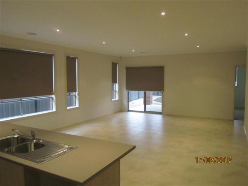 46 Bluebird Way, Roxburgh Park VIC 3064