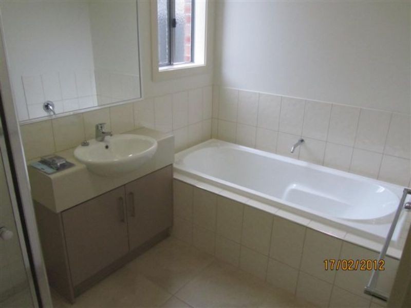 46 Bluebird Way, Roxburgh Park VIC 3064