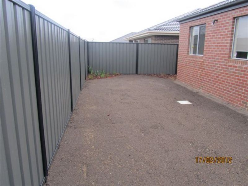 46 Bluebird Way, Roxburgh Park VIC 3064