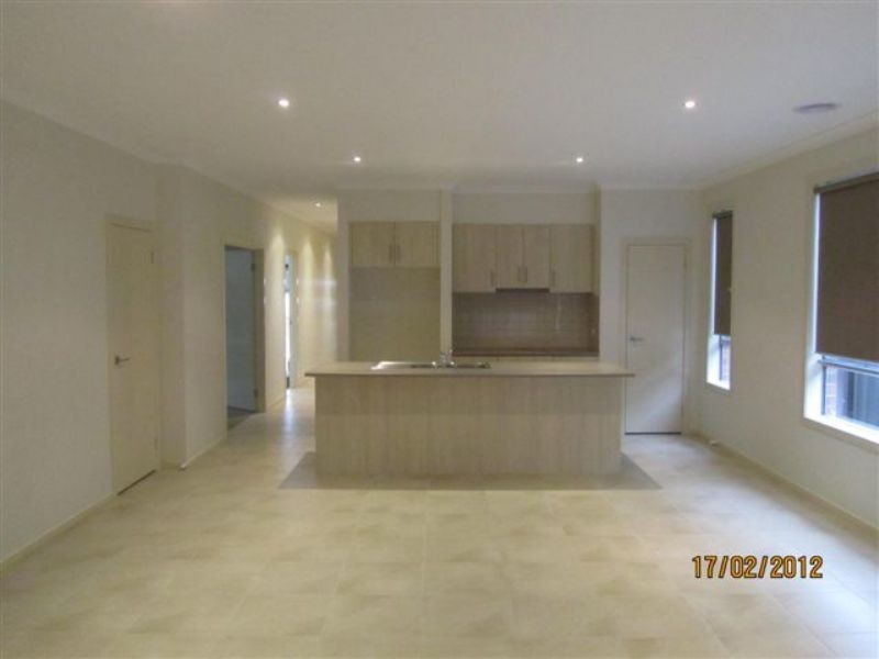 46 Bluebird Way, Roxburgh Park VIC 3064