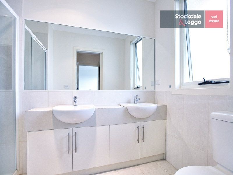 2/10 Linlithgow Way, Greenvale VIC 3059