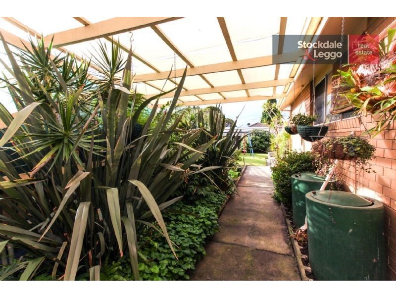 12 Rylandes Drive, Gladstone Park VIC 3043