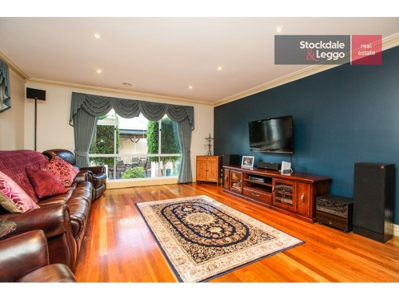 16 Alanbrae Terrace, Attwood VIC 3049