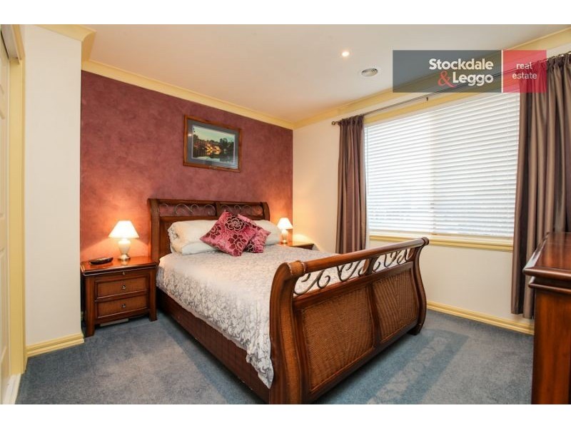 16 Alanbrae Terrace, Attwood VIC 3049