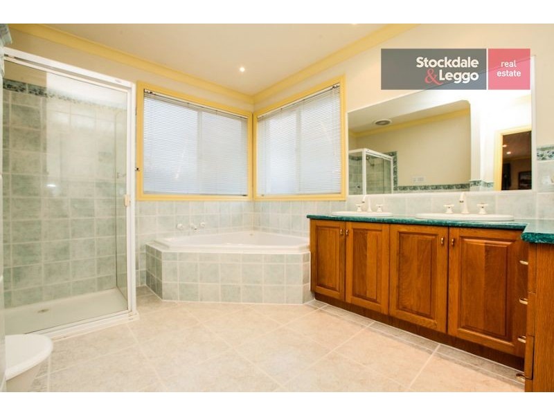 16 Alanbrae Terrace, Attwood VIC 3049